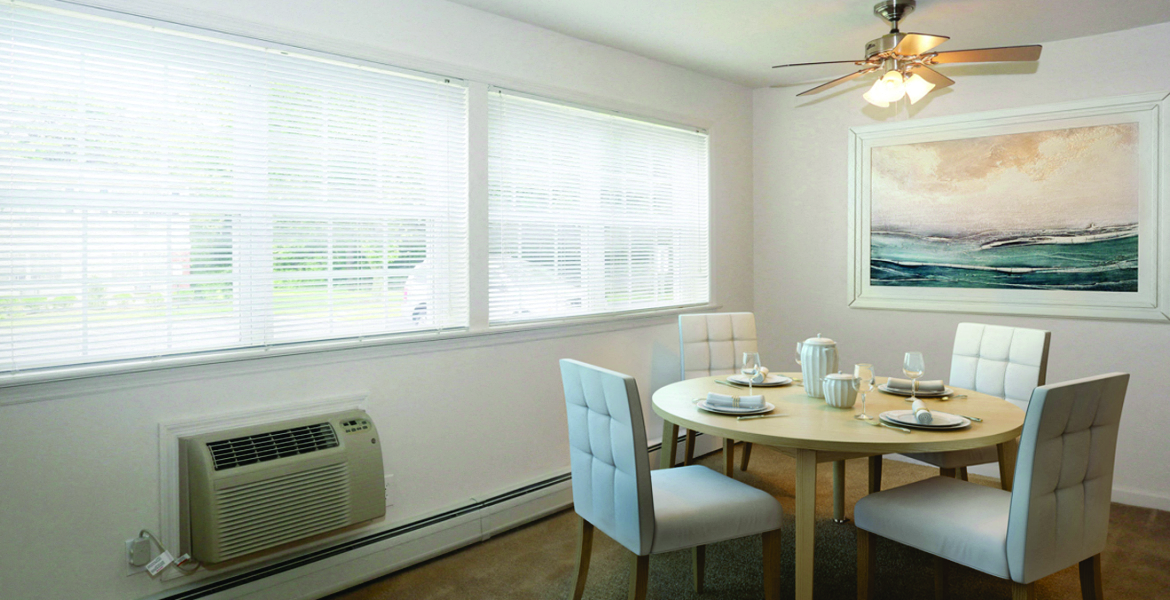 dining table and four chairs at Heatherwood House at Oakdale, Bohemia, New York