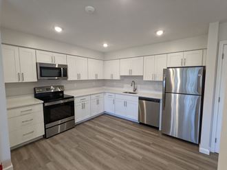 Upgraded Kitchen in 1 Bedroom Apartment - Photo Gallery 2