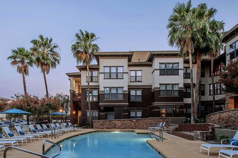 Beautiful Swimming Pool at Apartments Near Desert Ridge AZ