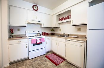 Electric Range Offered at Lake Camelot Apartments, Indiana