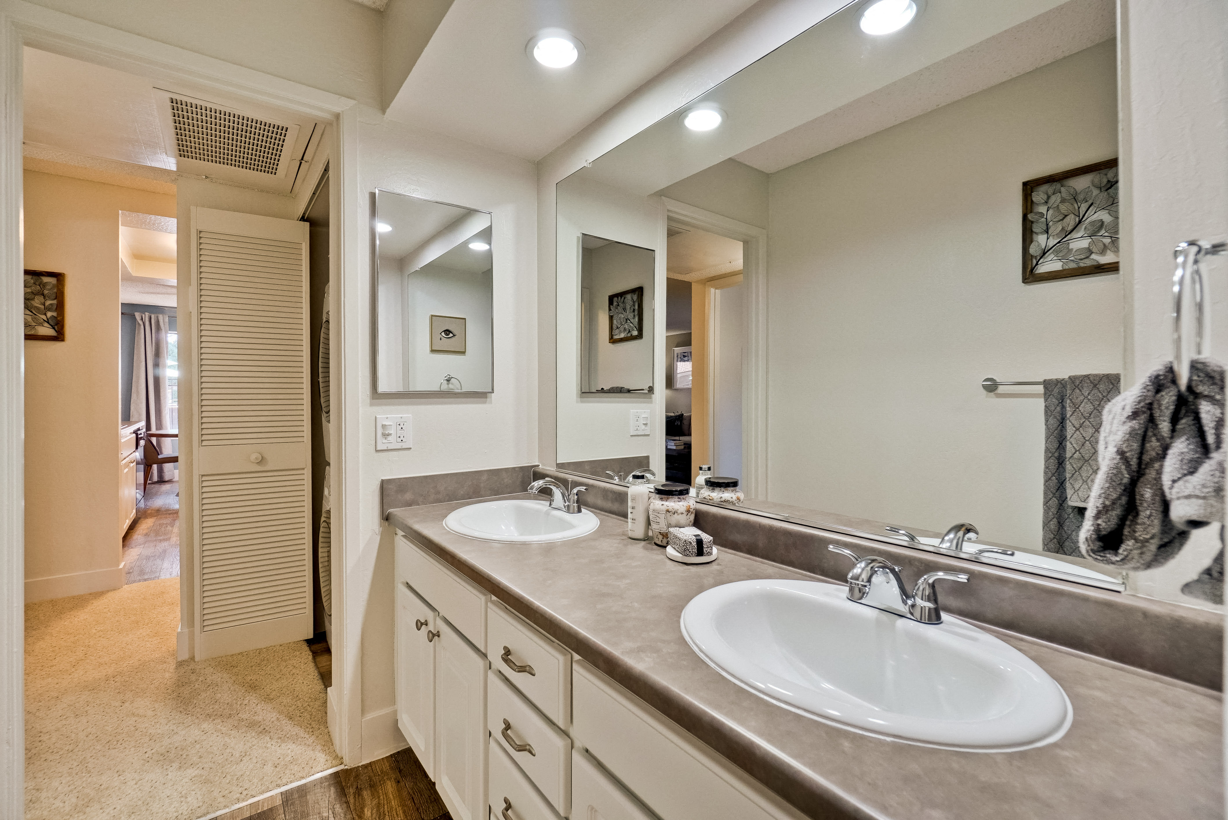 Apartments in San Jose - Villas Willow Glen - Bathroom with Dual Sinks, Large Mirror, and Spacious Countertop