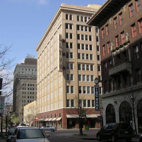 a tall building on the side of a city street
