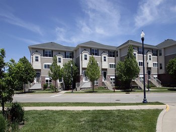 E. Barnard Avenue 2 Beds Condo for Rent - Photo Gallery 3
