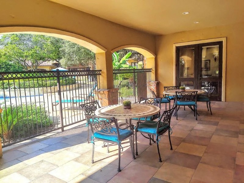 Apartments-in-San-Antonio-TX-Poolside-Clubhouse-Patio-with-Seating