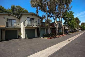 621 W. Wilson 2 Beds Townhouse for Rent - Photo Gallery 5