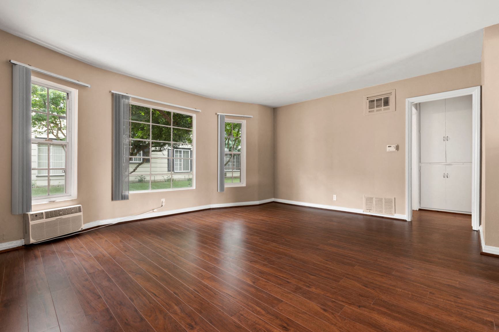 Van Nuys Apartments Colonial Manor Photo Gallery