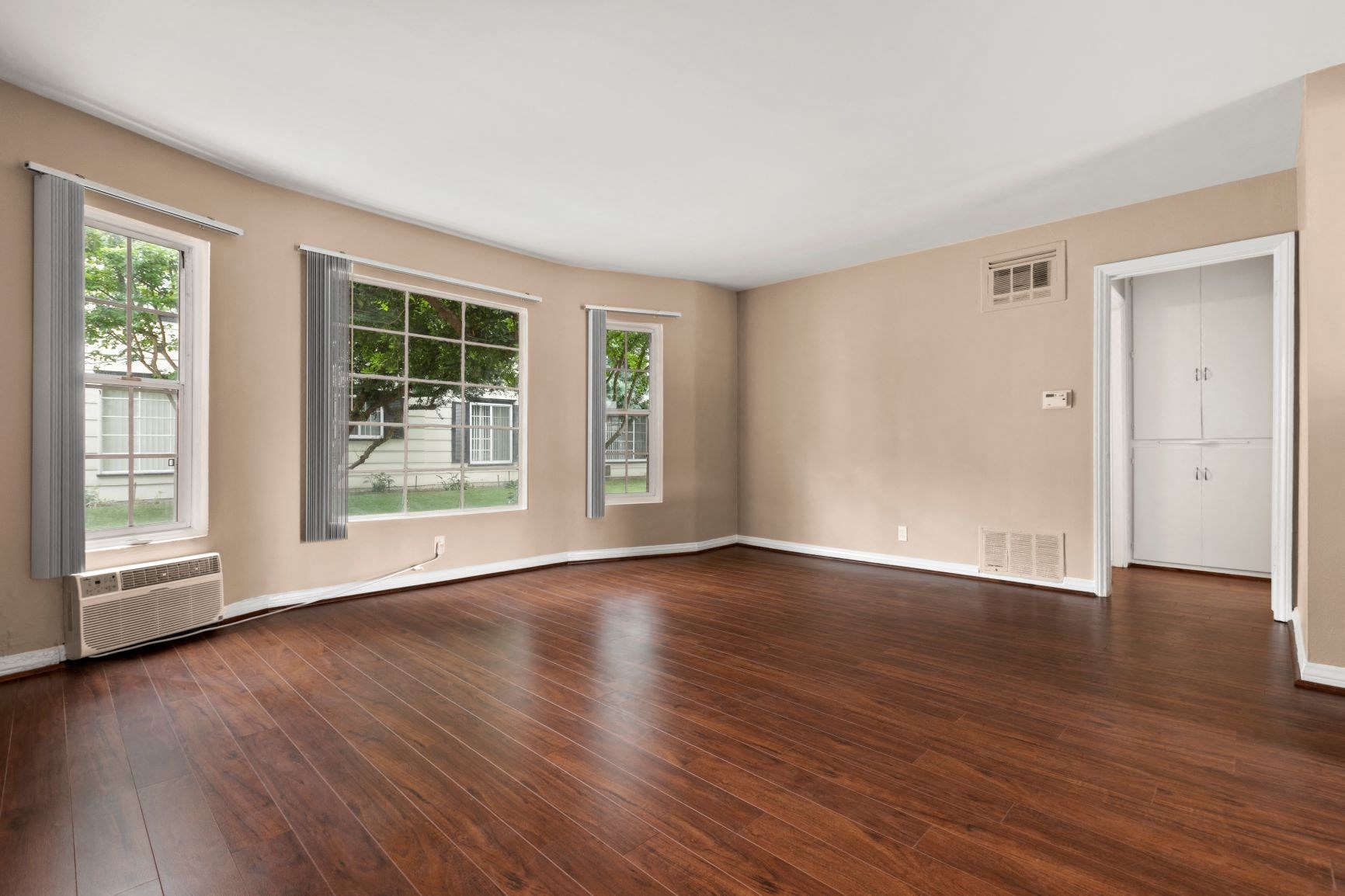 Van Nuys Apartments Colonial Manor Photo Gallery