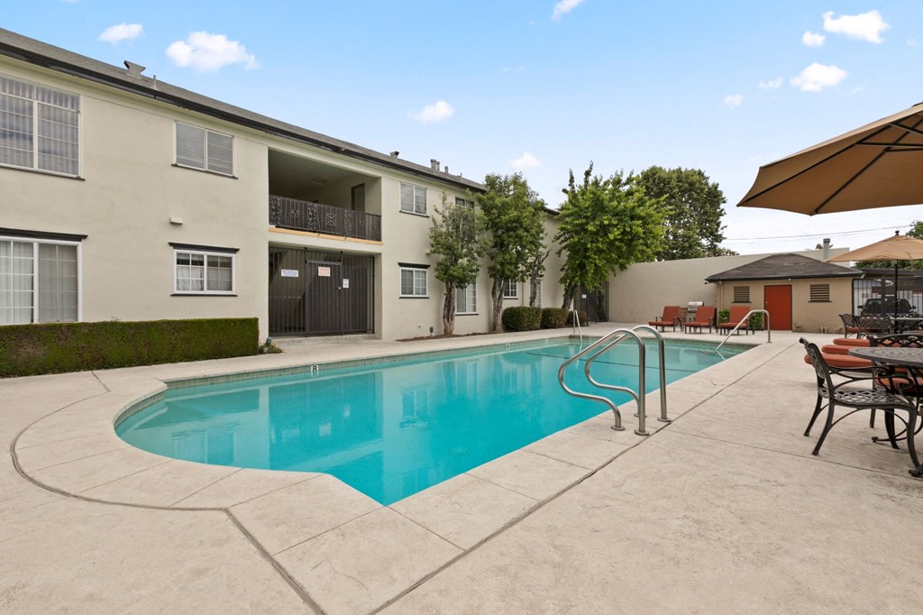 Apartments in Van Nuys, CA outdoor pool