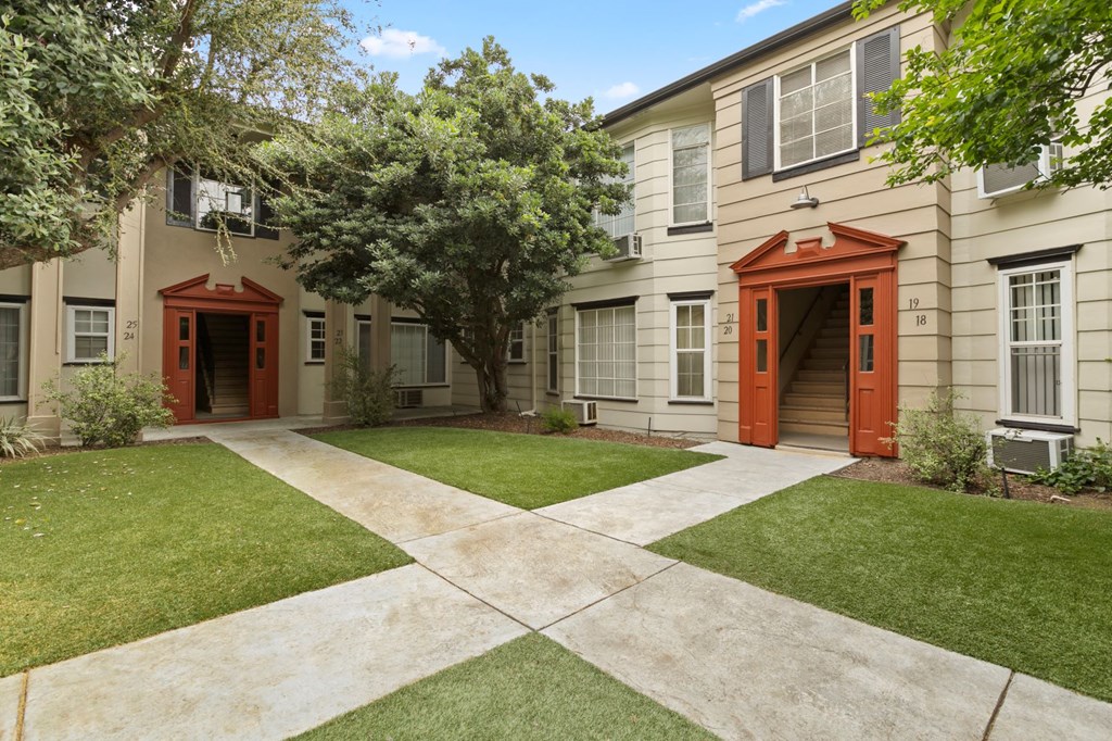 Apartments in Van Nuys beautiful courtyard
