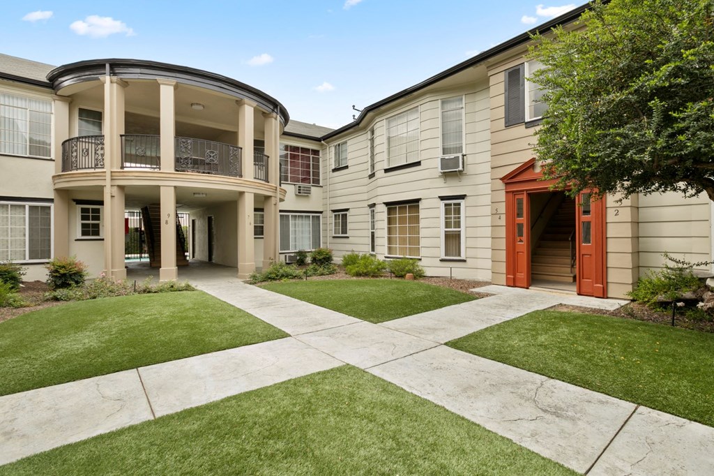 Van Nuys Apartments huge Courtyard