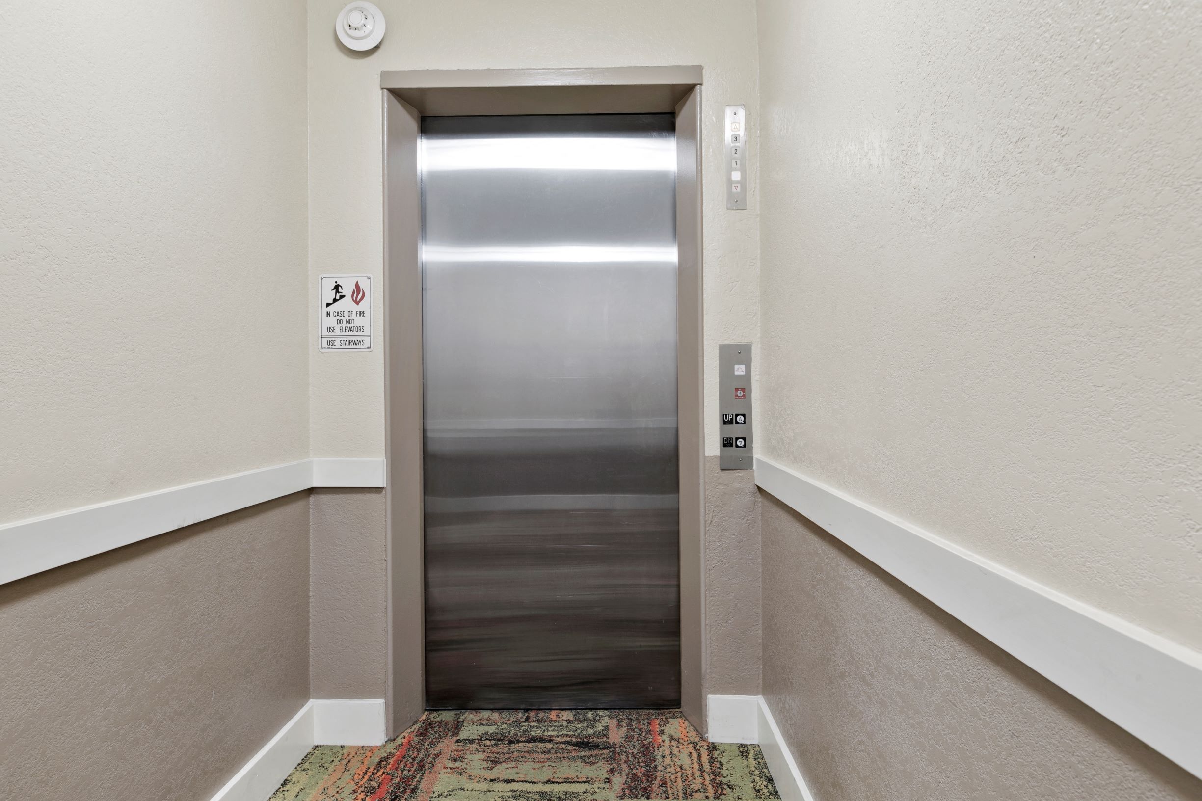 Apartments in Valley Village , Ca Elevator