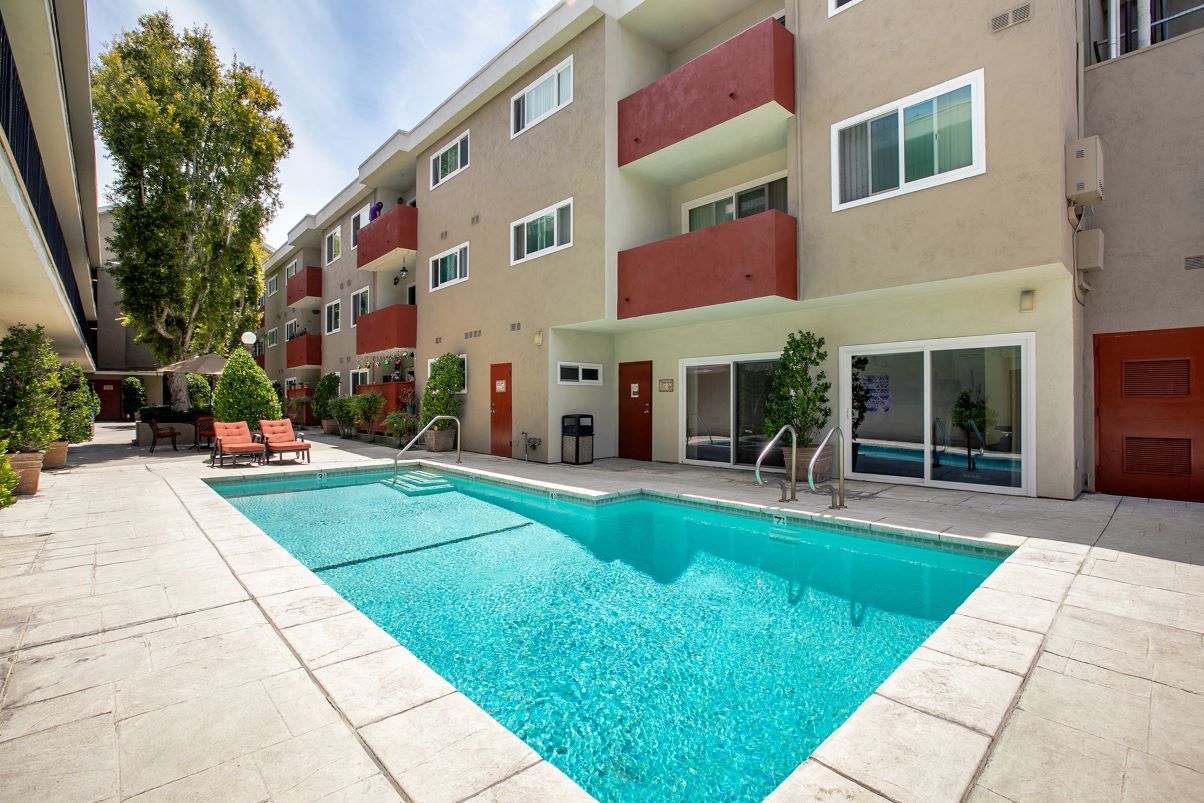 Apartments in Woodland Hills ,CA Pool