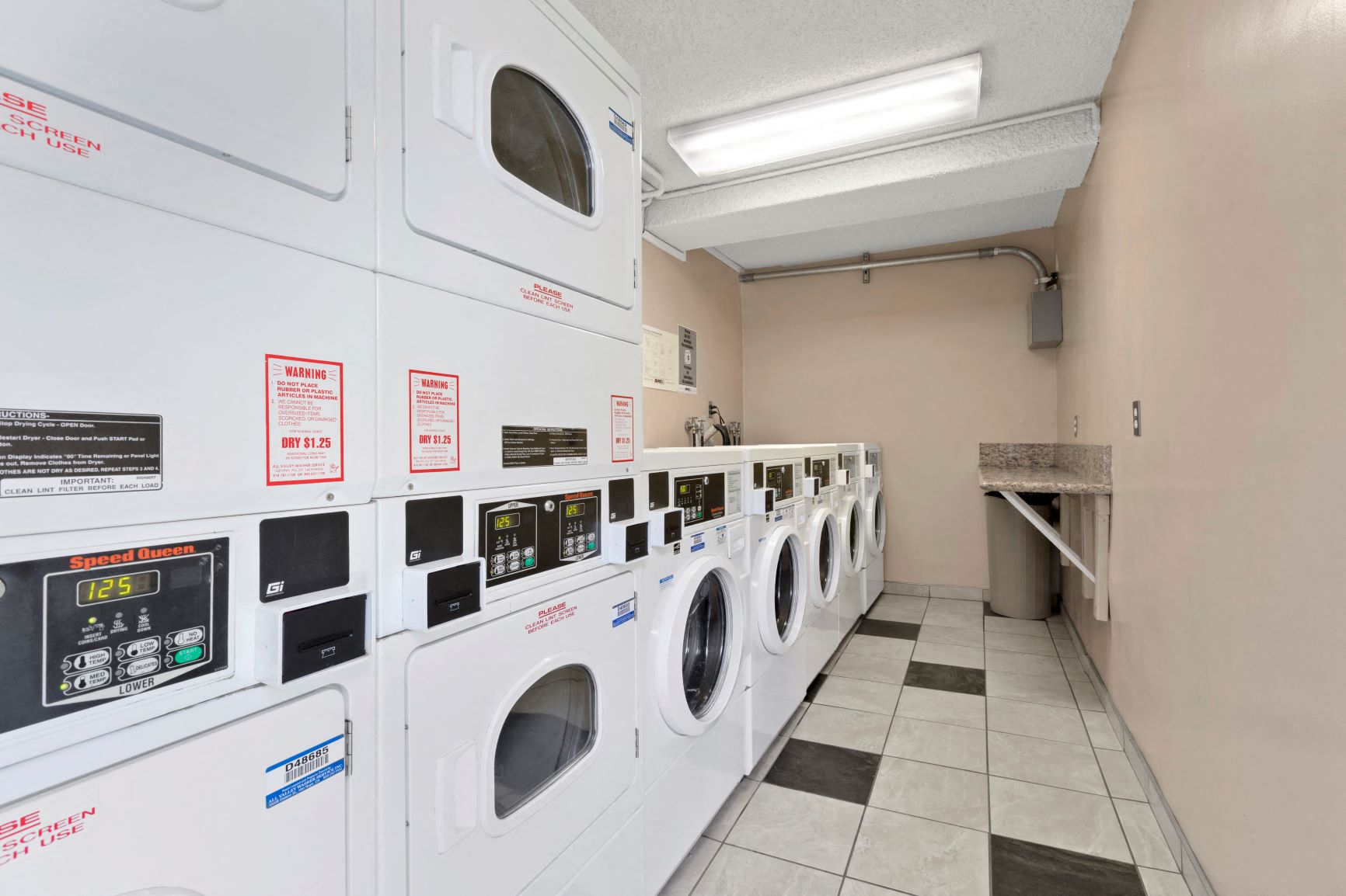 Apartments in Sherman Oaks Laundry room
