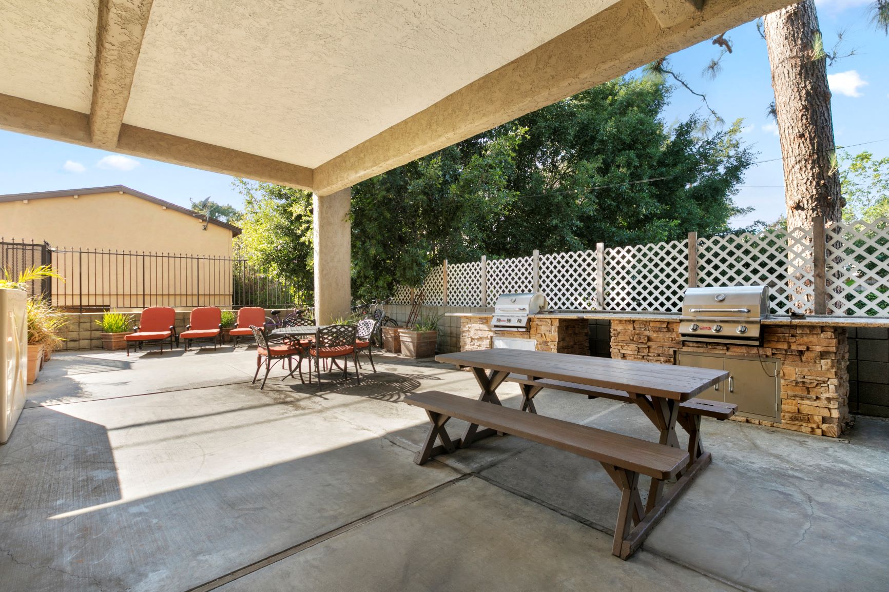 Apartments for Rent in Mar Vista CA - Vista - Jones & Jones - Outdoor Grill Area with Lounge Seating