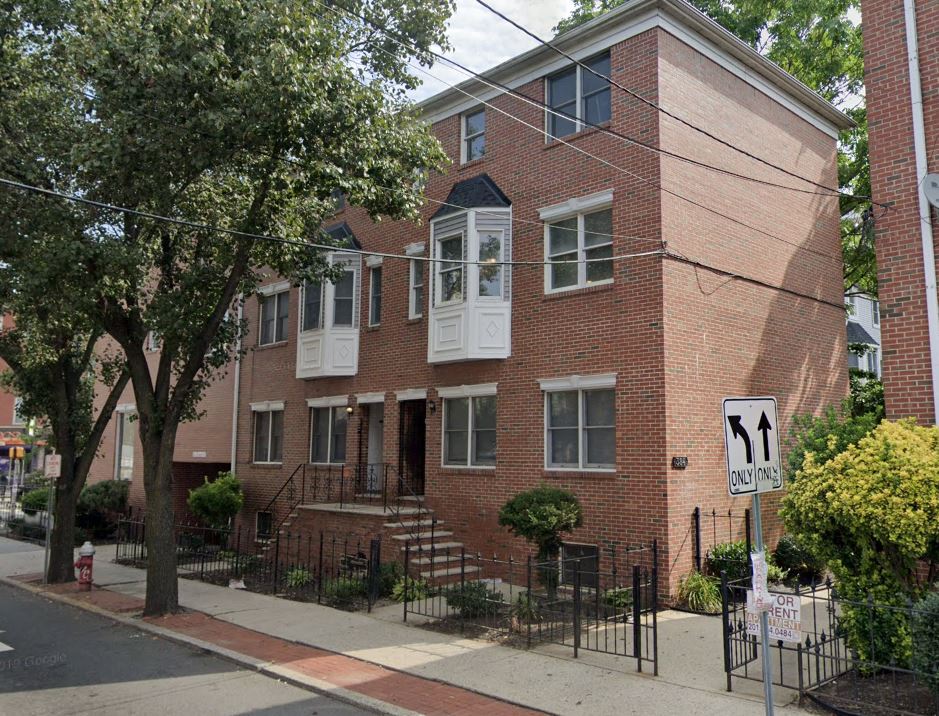 A brick building with a sign that says 1 way.