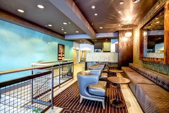 Lounge with Contemporary Designs at Kearney Plaza Apartments in Portland, Oregon