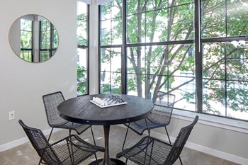 Dining Area at Kearney Plaza Apartments in Portland, Oregon