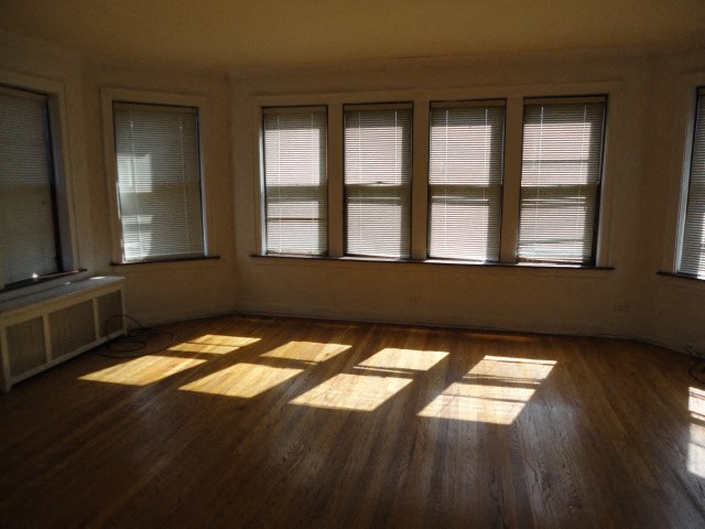 the living room of an empty house with windows