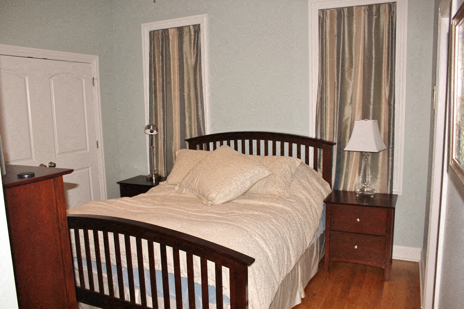 a bedroom with a bed and two night stands