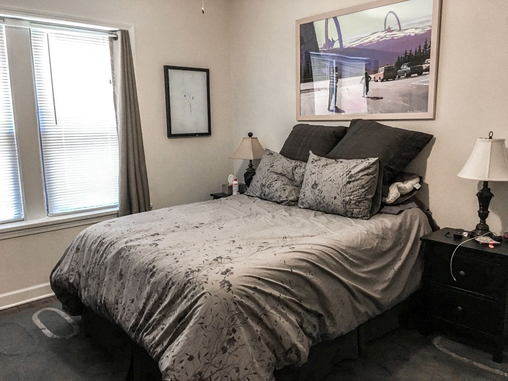 the master bedroom has a queen sized bed