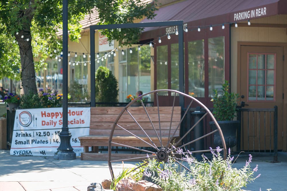 a wagon wheel sitting in front of a building