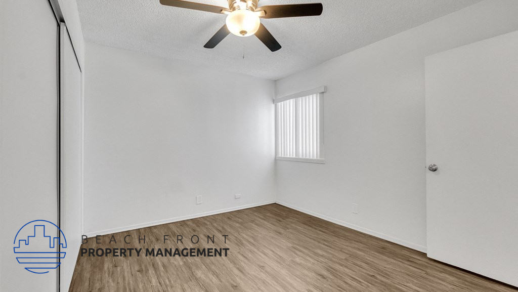 the spacious living room of a manufactured home with a ceiling fan