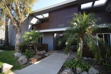 1021 N. Flower St. Studio-4 Beds Apartment for Rent - Photo Gallery 1