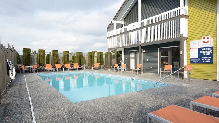 the swimming pool at the resort at governors crossing