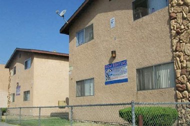 1155-1159 E. 10Th St. 3 Beds Apartment for Rent - Photo Gallery 1