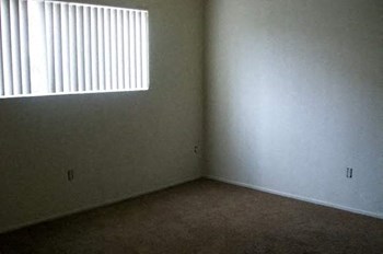 1155-1159 E. 10th St. 3 Beds Apartment for Rent - Photo Gallery 3