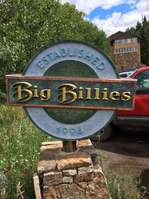 a sign that reads big bites in front of a parking lot