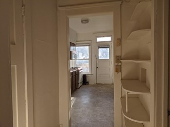 823 E Johnson 3 Beds Apartment for Rent - Photo Gallery 5