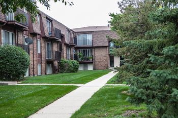 Courtyard Views at Knottingham Apartments, MI 48036