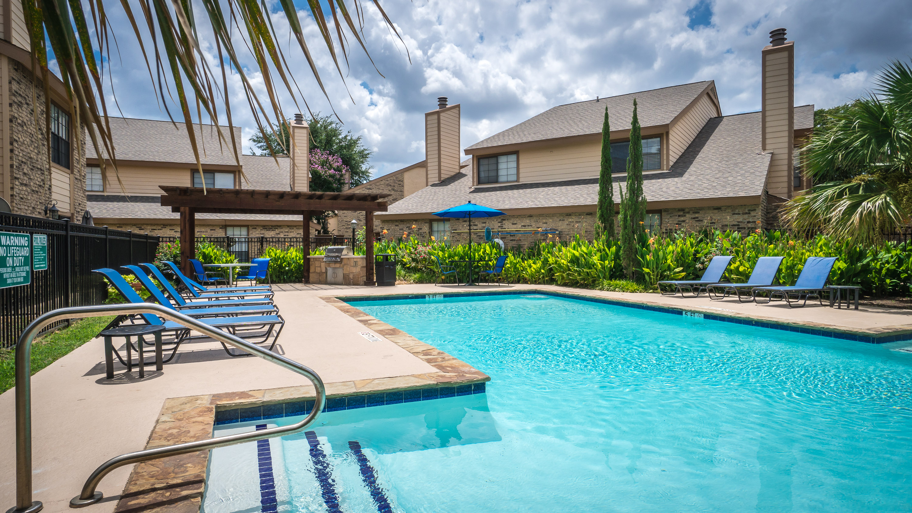 Huntington Cove Townhomes Apartments in Farmers Branch, TX