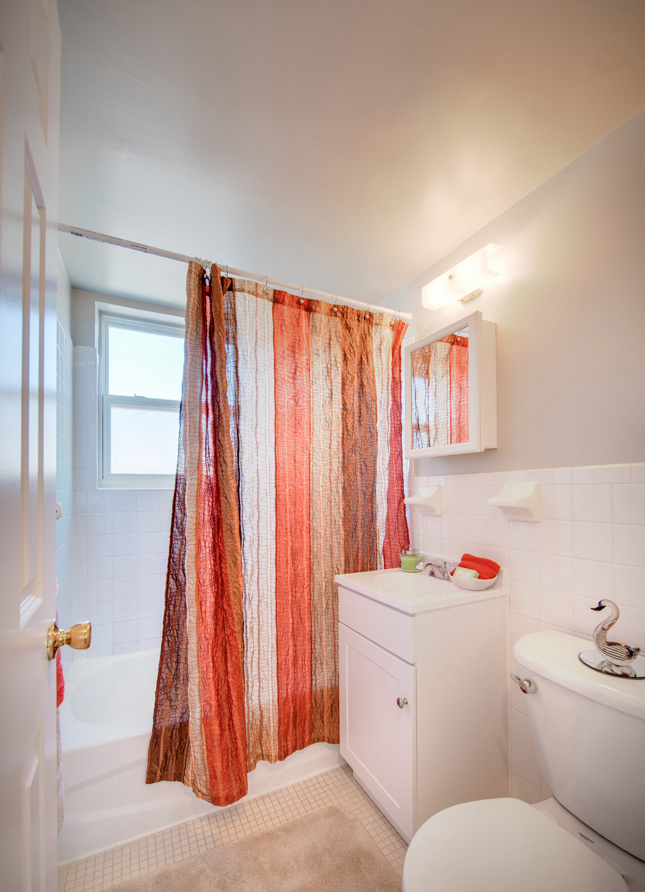 Tyrol Hill Apartments Bathroom