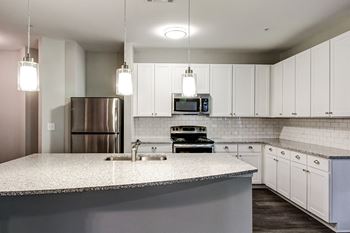 Gourmet kitchen with tile backsplash