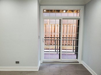 2141 W Fletcher St 2 Beds Apartment for Rent - Photo Gallery 6
