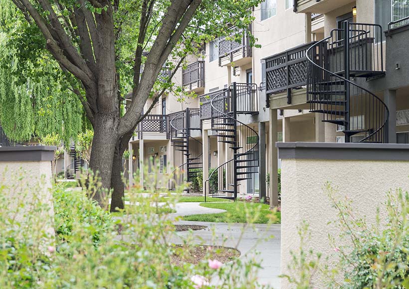 Community Courtyard at Octave Apartment Homes | Davis apts for rent