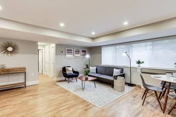 1310 N. Oak Street 1-2 Beds Apartment for Rent - Photo Gallery 4
