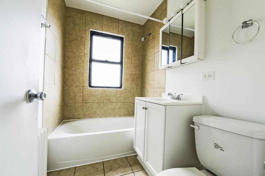 8255 S Maryland Ave Apartments Chicago Bathroom