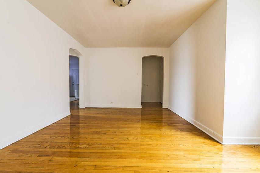 8255 S Maryland Ave Apartments Chicago Living Room