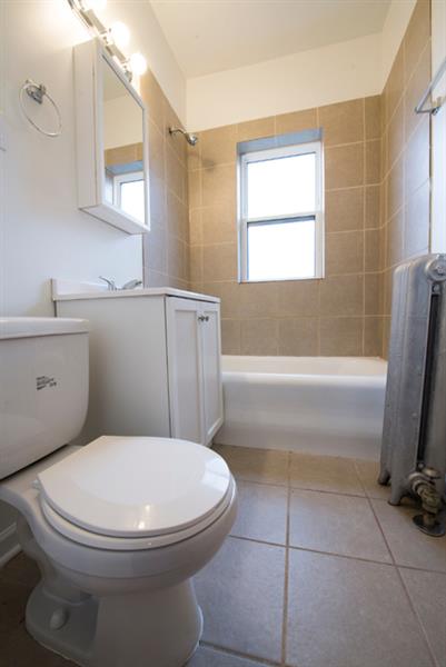 7934 S Wabash Ave Apartments Chicago Bathroom