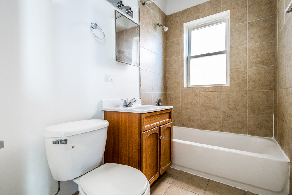 Chicago Lawn Apartments for rent | 6230 S Artesian Ave Bathroom