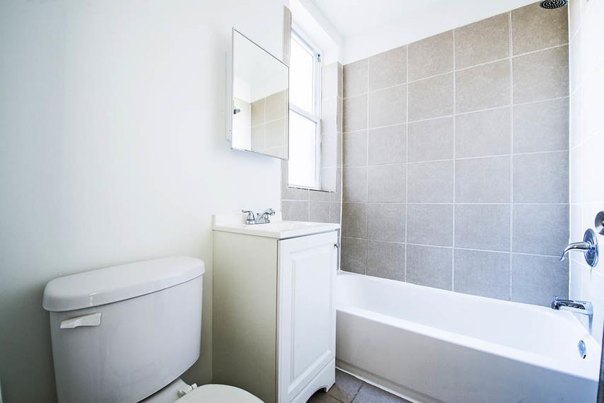 5314 W Washington Blvd Apartments Chicago Bathroom