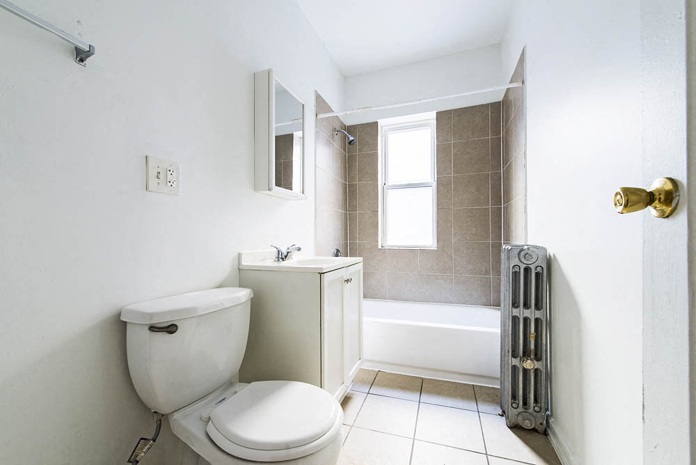 4815 W Cortez St Apartments Chicago Bathroom