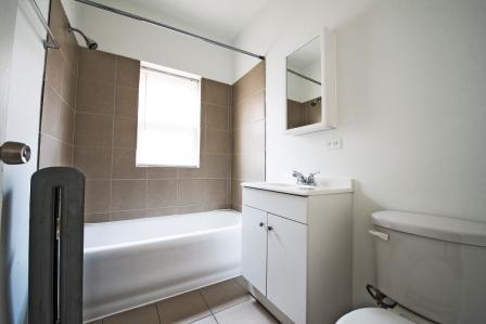 1448 W 83rd St Apartments Chicago Bathroom