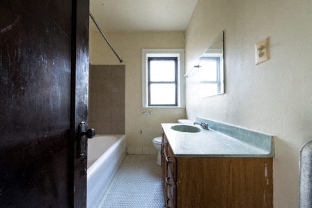 1514 W 77th Apartments Bathroom
