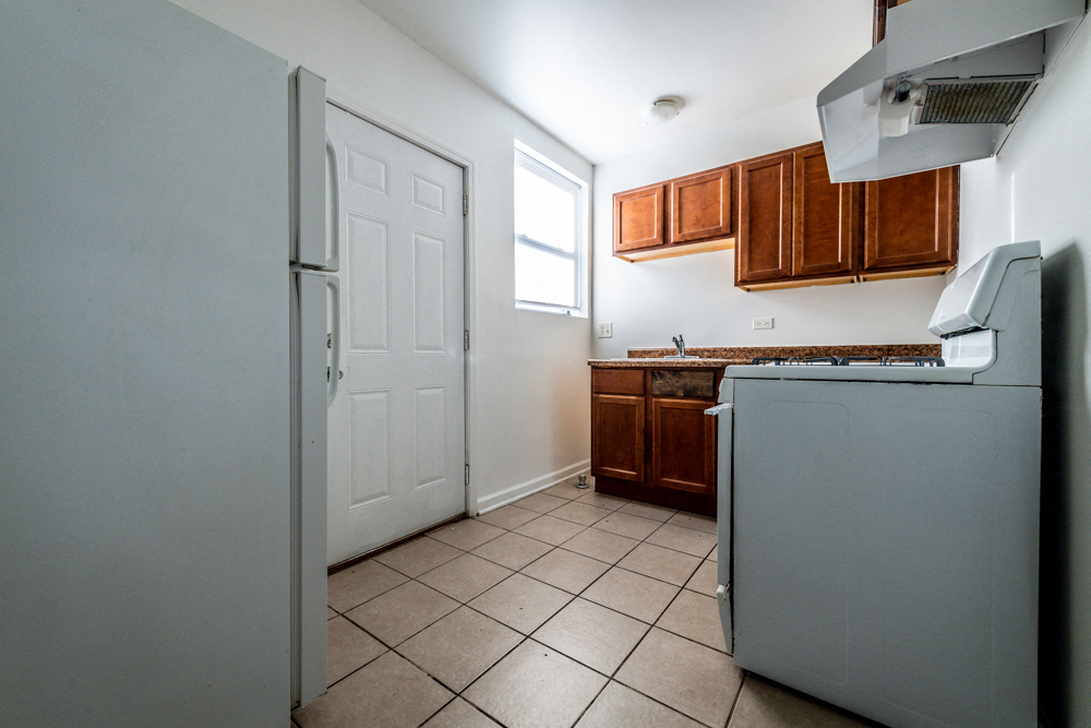8137 S Ellis Ave Apartments Chicago Kitchen