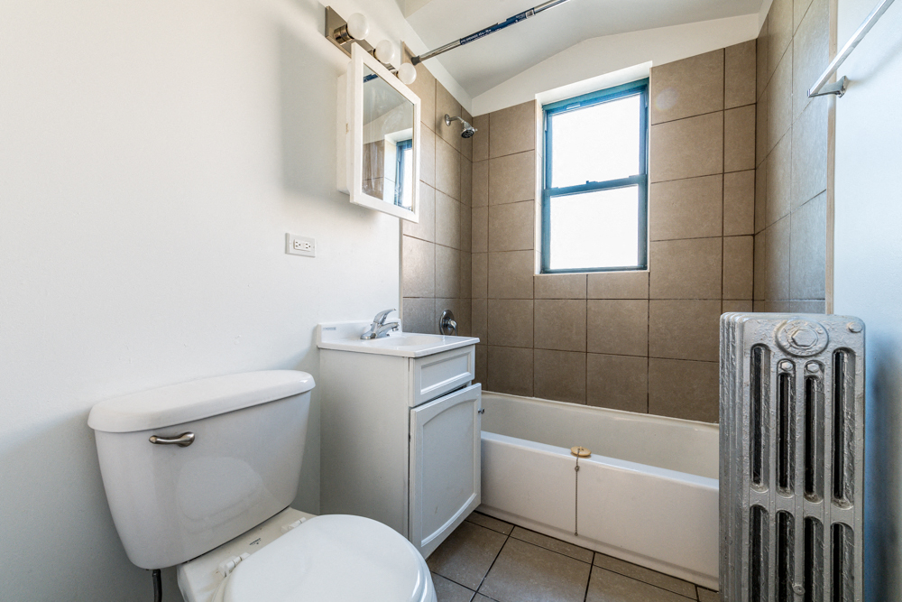 South Shore Apartments for rent in Chicago | 7700 S Kingston Bathroom