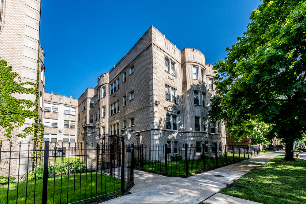 South Shore Apartments for rent in Chicago | 7700 S Kingston